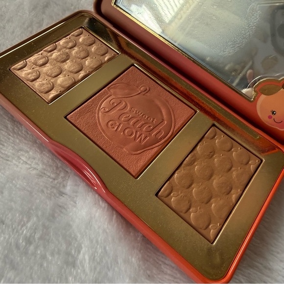 Too Faced Sweet Peach Glow Face Palette - Picture 5 of 5